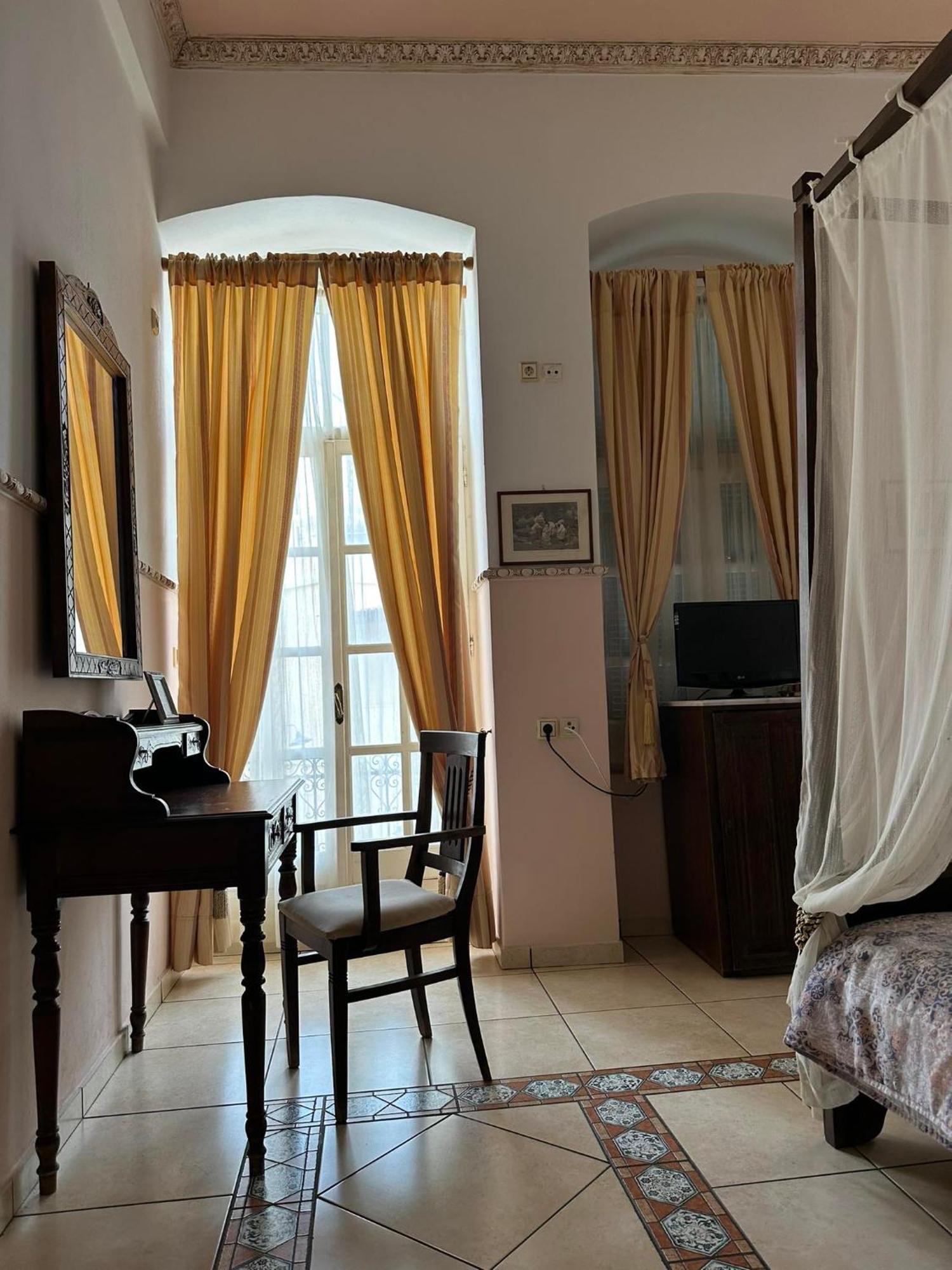 Monte Kristo Hotell Ermoupoli Exteriör bild